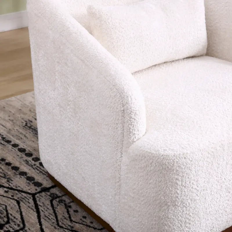 Un fauteuil de relaxation pivotant en tissu chenille, doté d'une assise confortable et d'une base robuste.