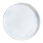 Table d'appoint ronde au charme contemporain - Table d'appoint métallique noire et dorée avec plateau amovible, convenant aux environnements intérieurs ou semi-extérieurs.