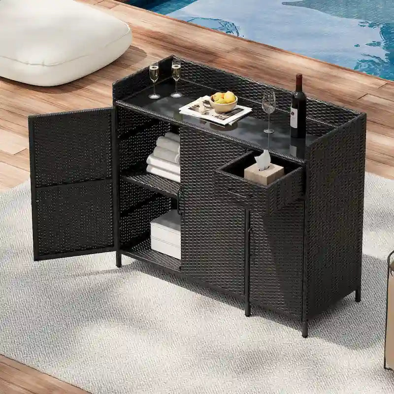 Armoire de rangement extérieure en osier, îlot de cuisine résistant aux intempéries, table de bar en rotin avec plateau en verre trempé et tiroir pour jouets de piscine