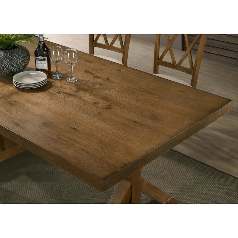 Table de salle à manger de style ferme avec cadre en bois et finition en bois flotté brossé.