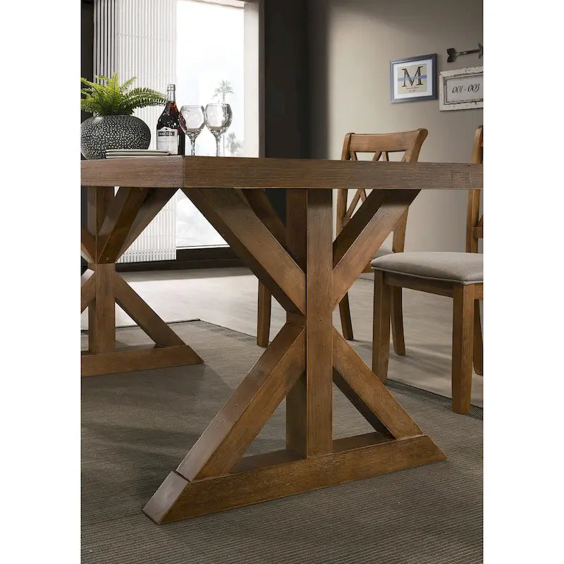 Table de salle à manger de style ferme avec cadre en bois et finition en bois flotté brossé.